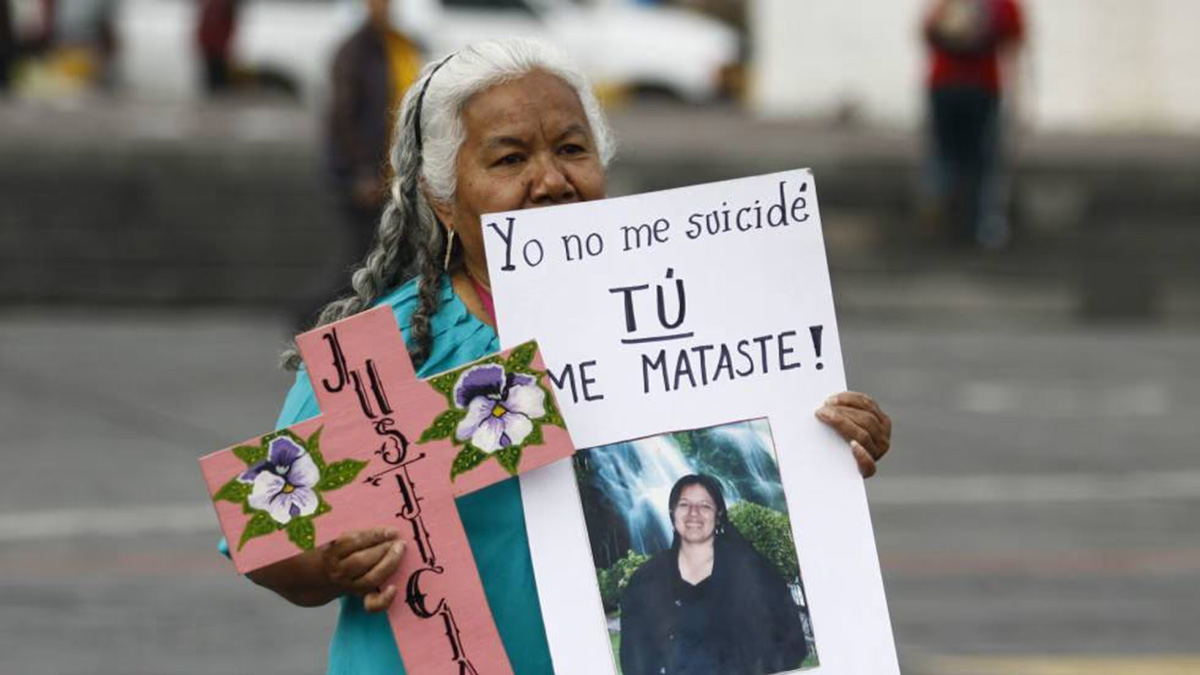 Irinea mamá de Guadalupe Buendía y Mariana Lima sostiene un cartel sobre el caso de su hija